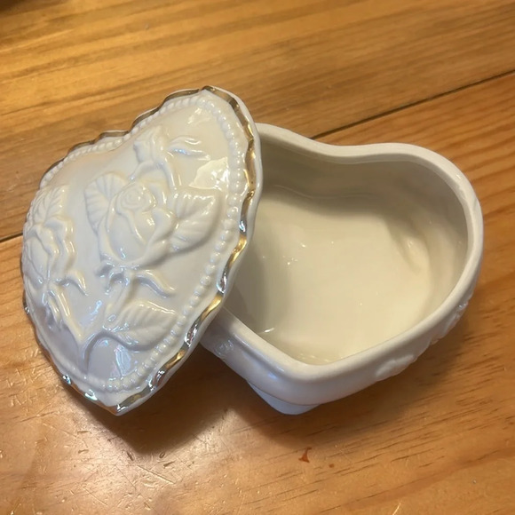 Porcelain heart shaped trinket box with gold tone trim and roses on top - Picture 2 of 9